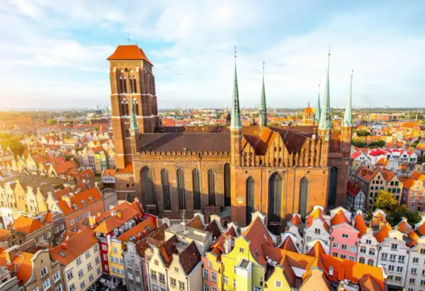 Bazylika Mariacka w Gdańsku, największa ceglana świątynia świata, zachwyca architekturą. Ciekawostki o niej odkryjesz, podziwiając panoramę miasta.