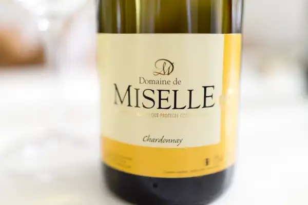 Butelka wina Domaine de Miselle. Chardonnay jakie to wino? Delikatne, białe wino z nutami owocowymi.