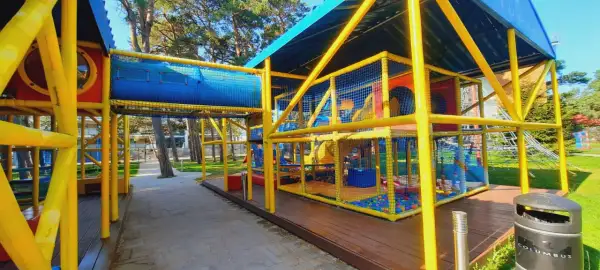 Kolorowy plac zabaw z tunelem i basenem z kulkami. To wspaniałe rowy atrakcje dla dzieci, gdzie mogą bezpiecznie się bawić i rozwijać.
