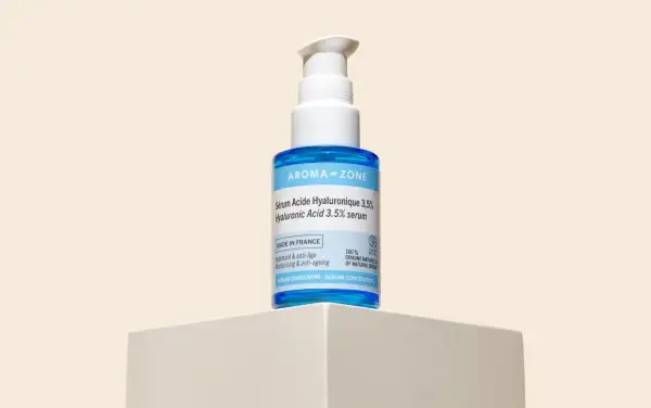 Flacone di siero Aroma Zone con acido ialuronico 3,5%. Per una pelle idratata e giovane, ricorda che il siero va risciacquato.