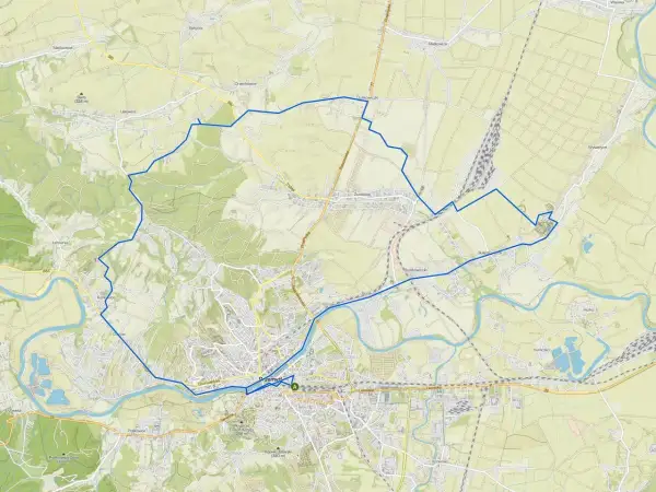 Trasa rowerowa, zaznaczona niebieskim velo, okrąża miasto Przemyśl, prowadząc przez malownicze tereny i wsie.