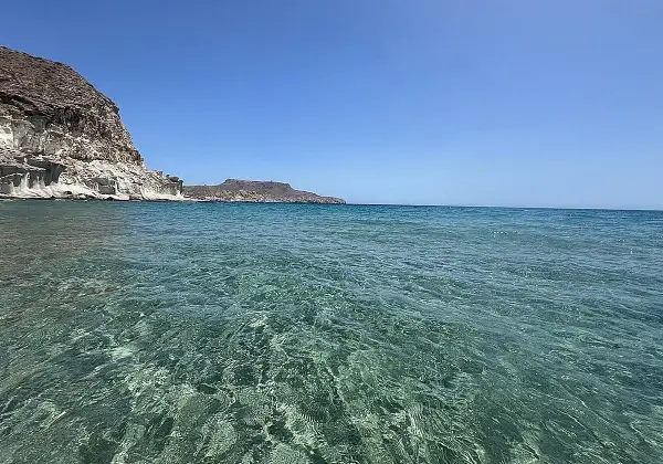 Aguas cristalinas y acantilados blancos en las piscinas naturales de Cabo de Gata. El mar turquesa invita a explorar este paraíso.