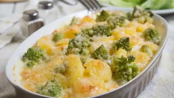 Ein köstliches Auflauf-Romana-Rezept mit Kartoffeln und überbackenem Käse.