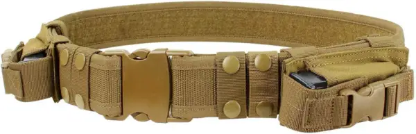 Cinturón táctico color coyote con múltiples fundas para cargadores y hebilla de liberación rápida.