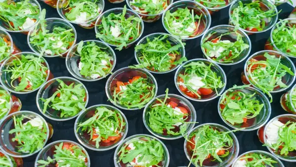 Domowy catering: Jak legalnie zacząć i zarabiać? [Poradnik]