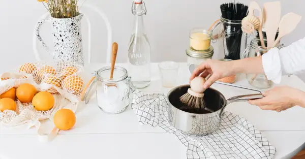 Maintenant, découvrez comment nettoyer un fond de casserole brûlée avec des ingrédients naturels comme le vinaigre blanc et le bicarbonate de soude.