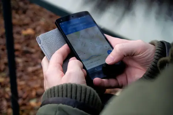 Ustawianie Google Maps na ciężarówki jest proste. Na ekranie telefonu widzimy mapę i trasę, która pomoże w nawigacji.
