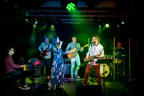 Zespół muzyczny na weselu: wokalistka, gitarzysta, saksofonista, basista, klawiszowiec i perkusista. Zastanawiasz się, ile kosztuje zespół na wesele?