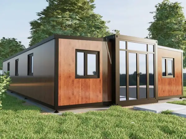 Casa moderna con revestimiento de madera compuesta, ventanas negras y puerta de cristal.