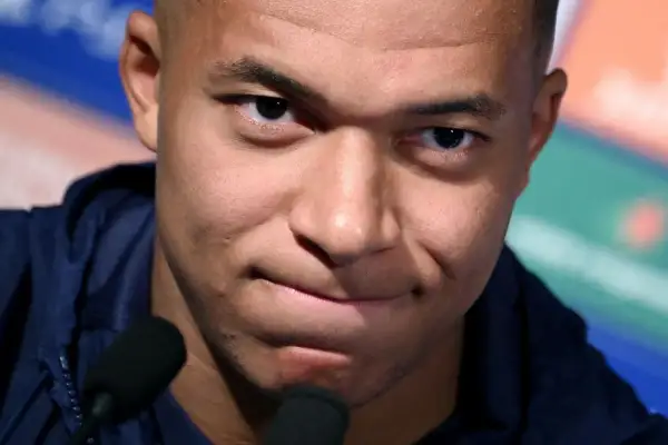 Kylian Mbappé, gdy urodził się, pewnie nie wiedział, że zostanie gwiazdą. Teraz patrzy w obiektyw.