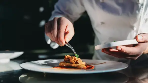 Un tocco finale su un piatto gourmet, come solo i chef stellati italiani sanno fare.