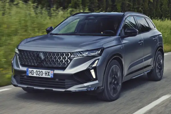 Nowy Renault Austral w ciemnoszarym kolorze jedzie po drodze. Sprawdź, jaka jest jego renault austral cena i wyposażenie.