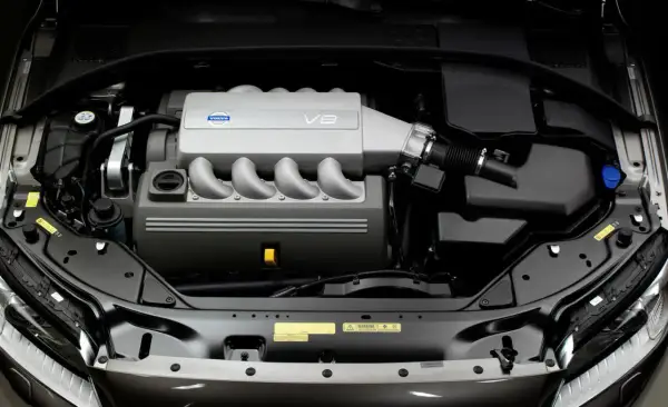 Potężny silnik Volvo 4.4 V8 Yamaha, serce szwedzkiej bestii, gotowe do akcji.