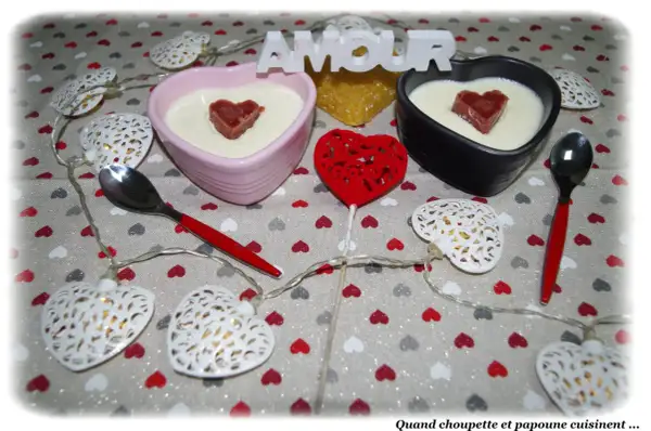 Deux panna cotta au mascarpone, décorées de cœurs, sur une nappe à cœurs. Parfait pour une recette panna cotta mascarpone.