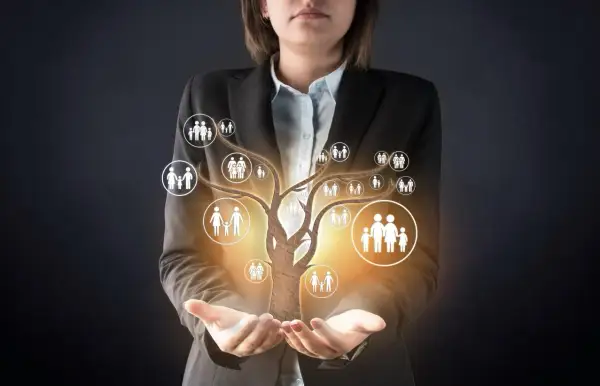 Arbre généalogique lumineux avec des icônes de familles, symbolisant myheritage fr.