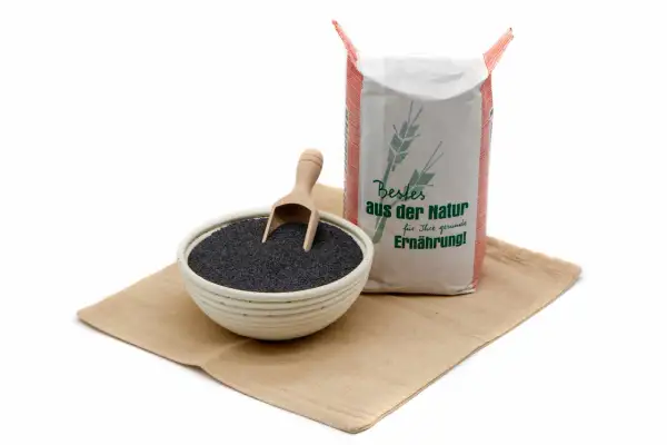 Schale mit Blaumohn und ein Sack "Bestes aus der Natur für Ihre gesunde Ernährung!". Die Blaumohn Wirkung ist vielfältig.