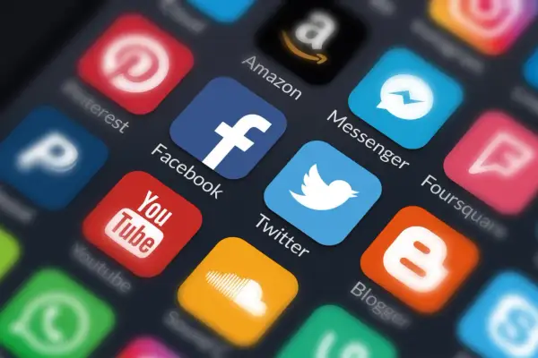Ikony popularnych aplikacji do mediów społecznościowych: Facebook, Twitter, YouTube, Pinterest, Amazon, Messenger, Blogger.