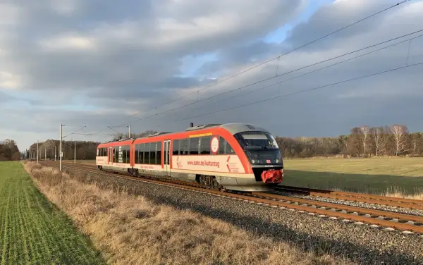 Der Kulturzug Berlin-Breslau fährt durch eine herbstliche Landschaft.