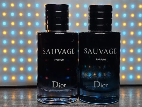 Dwa flakony perfum Sauvage Dior Parfum na tle kolorowych świateł.