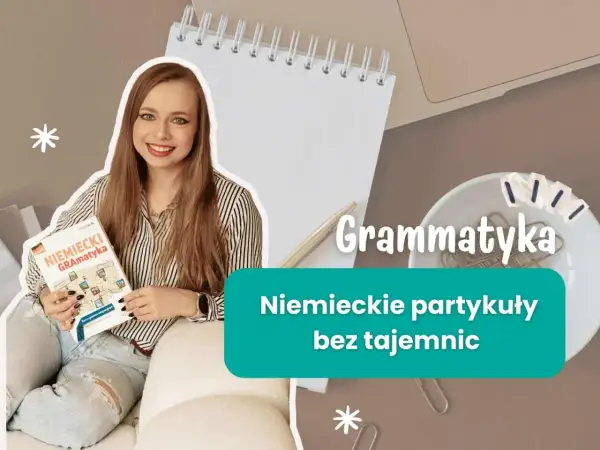 Uśmiechnięta kobieta trzyma podręcznik "Niemiecki GRAMatyka". Obok tekst "Gramatyka Niemieckie partykuły bez tajemnic".