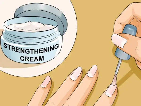 Crema rinforzante per unghie e applicazione di smalto trasparente per far crescere le unghie sane e forti.
