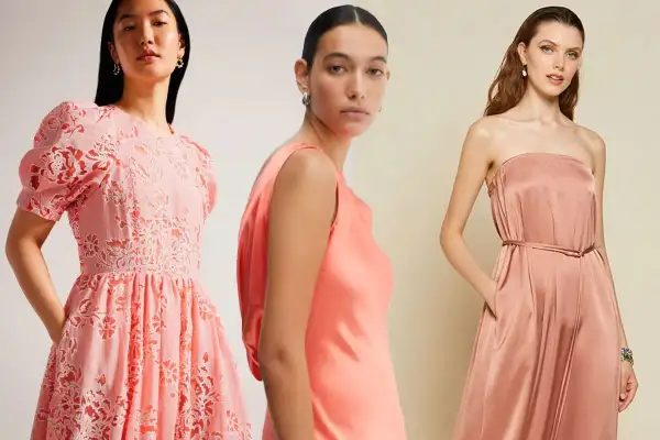 Tre donne indossano abiti eleganti in tonalità rosa pesca. Uno è un abito con pizzo floreale, un altro è un abito di seta monospalla, e il terzo è una tuta senza spalline.