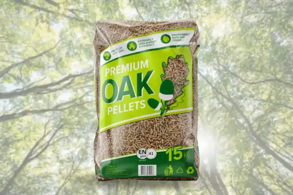 Worek z premium pelletem dębowym, 15 kg. Idealny wybór, jeśli zastanawiasz się, jaki pellet najlepszy dla ekologicznego i wydajnego ogrzewania.