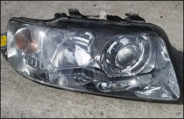 Reflektor przedni Audi A3 8L, gotowy do wymiany żarówki.
