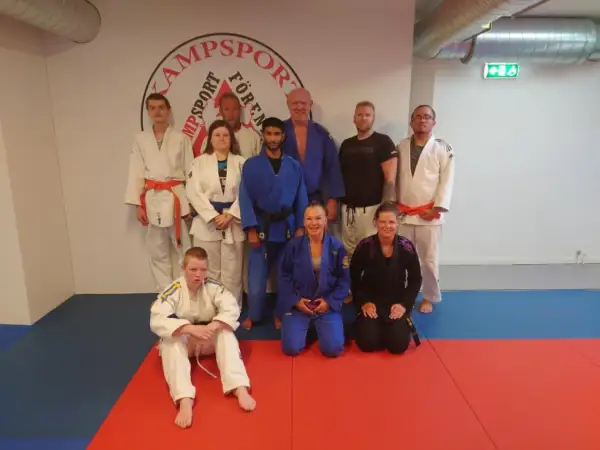 Gruppbild på svenska kampsportare i träningskläder, redo för pass.