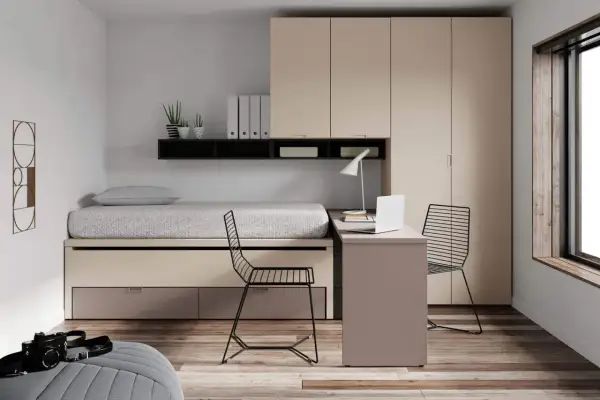 Camera da letto moderna con letto contenitore, scrivania e armadio. Pareti tortora sabbia, colori caldi e rilassanti per un soggiorno accogliente.