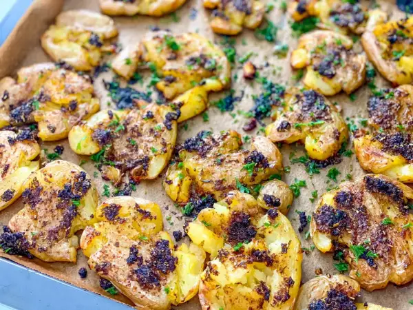 Knusprige, zerdrückte Kartoffeln mit Kräutern und Gewürzen, ein tolles Rezept mit gekochten Kartoffeln für jede Gelegenheit.