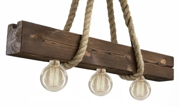Lampa loft z drewnianą belką i grubymi linami, ozdobiona trzema żarówkami Edisona.