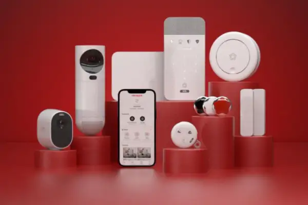 Système de sécurité domestique moderne avec caméras, détecteurs et application mobile pour éviter cambriolage.
