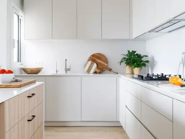 Cocinas modernas con encimeras blancas, armarios minimalistas y detalles en madera. Perfectas para un hogar contemporáneo.