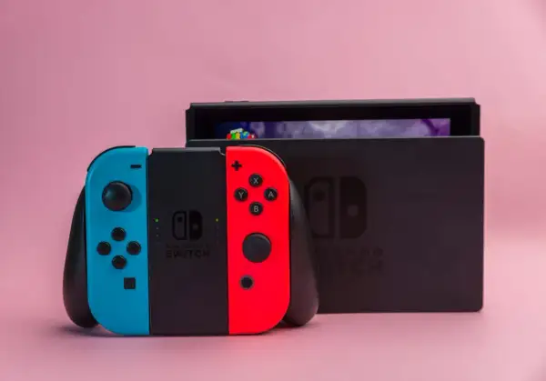 Joy-cony do Nintendo Switch i konsola. Dowiedz się, jak odinstalować grę na Nintendo Switch, by zwolnić miejsce.
