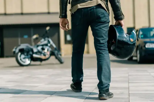 Jakie jeansy motocyklowe wybrać? Bezpieczeństwo i styl na drodze