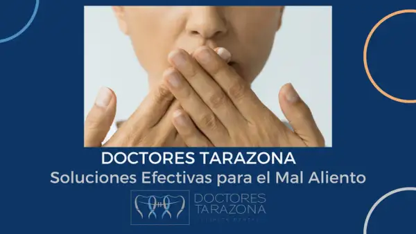 Manos cubriendo boca, sugiriendo preocupación por el mal aliento. Doctores Tarazona ofrece soluciones efectivas.