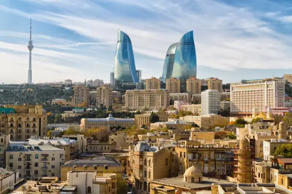 Widok na nowoczesne wieżowce i zabytkową architekturę Baku. Idealne miejsce na wycieczkę do Azerbejdżanu.