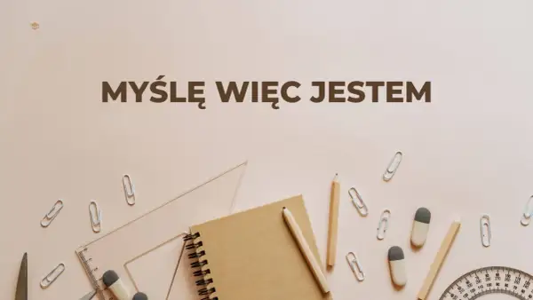 Na tle przyborów szkolnych, takich jak ołówek, linijka i zeszyt, widnieje napis "Myślę więc jestem".