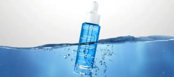Sérum Hydrabio de Bioderma, avec acide hyaluronique, plongé dans l'eau. Avis dermatologue : hydratation intense.