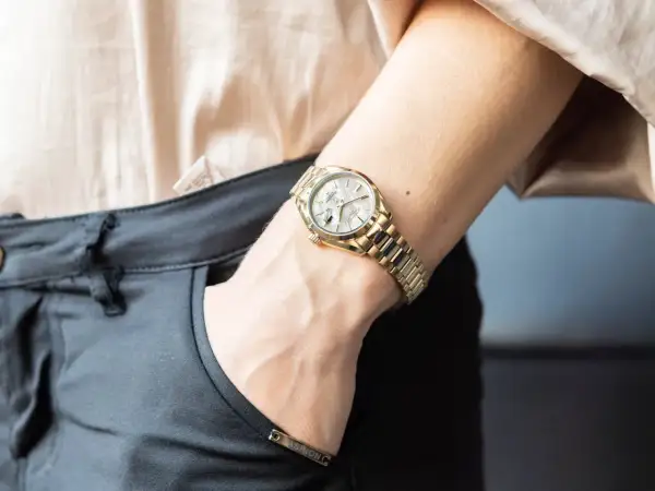 Zegarek damski Roxy – eleganckie modele, które zachwycają stylem