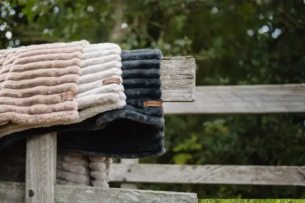 Weiche Hundedecken in Beige, Creme und Grau, bereit für die hundedecke waschen.