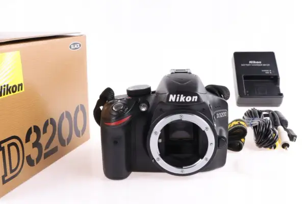 Nikon D3200 w czarnym kolorze, z pudełkiem i akcesoriami. Wiele pozytywnych nikon d3200 opinie potwierdza jego jakość.