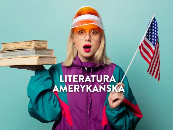 Młoda kobieta w okularach i wiatrochronie trzyma stos książek i flagę USA. To klasyka literatury amerykańskiej.
