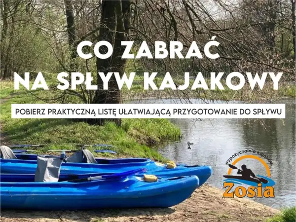 Co zabrać na spływ kajakowy? Dwie niebieskie kajaki czekają nad wodą. Pobierz listę ułatwiającą przygotowanie.