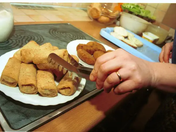Talerz pełen krokietów, idealnych do zamrożenia na później. Czy krokiety można mrozić? Tak, a te wyglądają pysznie!