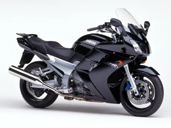 Yamaha FJR 1300: detalles de su ficha técnica en esta moto negra deportiva.