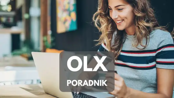 Uśmiechnięta kobieta korzysta z laptopa, ucząc się, jak kupować na OLX. Na ekranie widnieje napis "OLX PORADNIK".