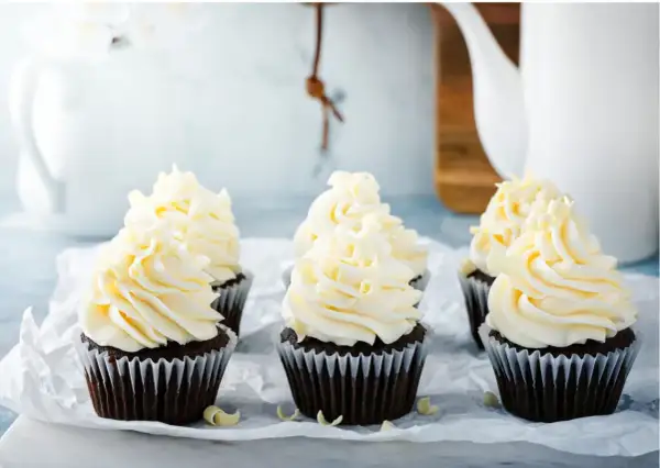 Chokladmuffins med fluffig vanilj frosting. Ett perfekt frosting recept för alla tillfällen.