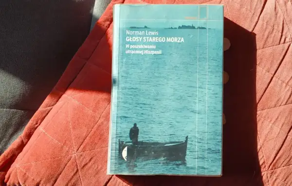 Książki o Hiszpanii: "Głosy starego morza" Normana Lewisa, reportaż o podróżach po utraconej Hiszpanii. Na okładce samotna łódź na wzburzonym morzu.